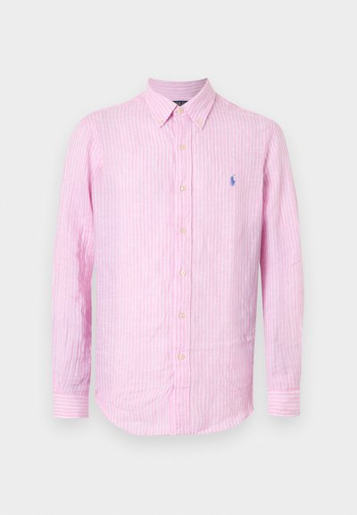 Πουκάμισο με μακριά μανίκια και κουμπιά, ροζ με λευκές κάθετες ρίγες και μικρό μπλε κεντητό λογότυπο στο αριστερό στήθος.