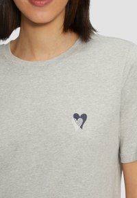 s.Oliver MIT MINIMALISTISCHER STICKEREI - Lihtne T-särk - grau meliert