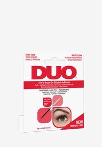 Duo 2-in-1 Brush-On Striplash Kleber Verpackung mit einem weißen Hintergrund, rotem Text und einem Bild eines braunen Auges mit Augenbrauendetail.