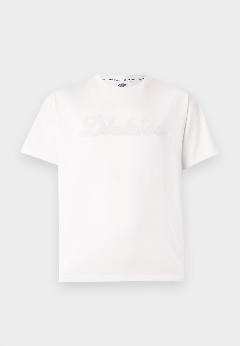 Weißes T-Shirt mit kurzen Ärmeln und dezent geprägt "Dickies"-Logo auf der Vorderseite sowie markiertem innerem Kragenband.