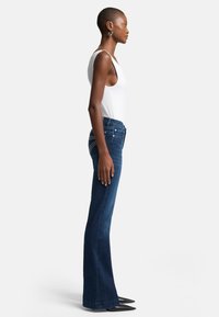Indigo flared jeans van denim, met een middelhoge taille, vijf zakken en decoratieve stiksels op de achterzakken.
