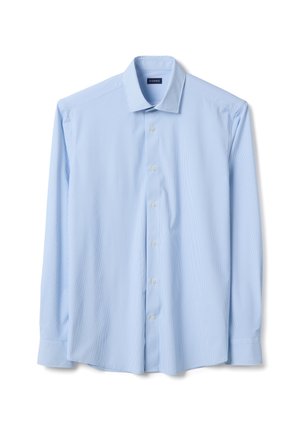 Lichtblauw herenoverhemd met lange mouwen, subtiele verticale strepen, knoopsluiting aan de voorkant en klassieke kraag, plat neergelegd op een witte achtergrond.