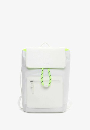 Weißer Rucksack mit neongrünen Kordelzügen, vorderer Reißverschlusstasche, Klappenverschluss oben und kleinem Griff an der Oberseite.