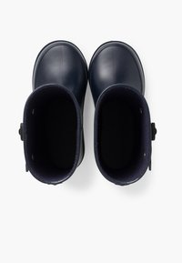 Botas de lluvia de goma en color navy con un acabado suave, punta redonda y caña de altura media. El interior cuenta con un forro de tela oscura y un detalle de hardware en un lado.
