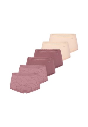 Sechs Paar Hipster-Unterhosen in unterschiedlichen Schattierungen von Rosa und Beige. Ein Paar weist ein kreisförmiges Muster auf; alle haben einen gewellten elastischen Bund.