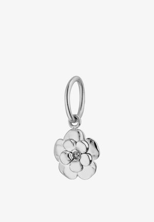 Silberner, blumenförmiger Anhänger mit einem kleinen zentralen Schmuckstein, befestigt an einem runden Ring zum Aufhängen an einem Armband oder einer Halskette.
