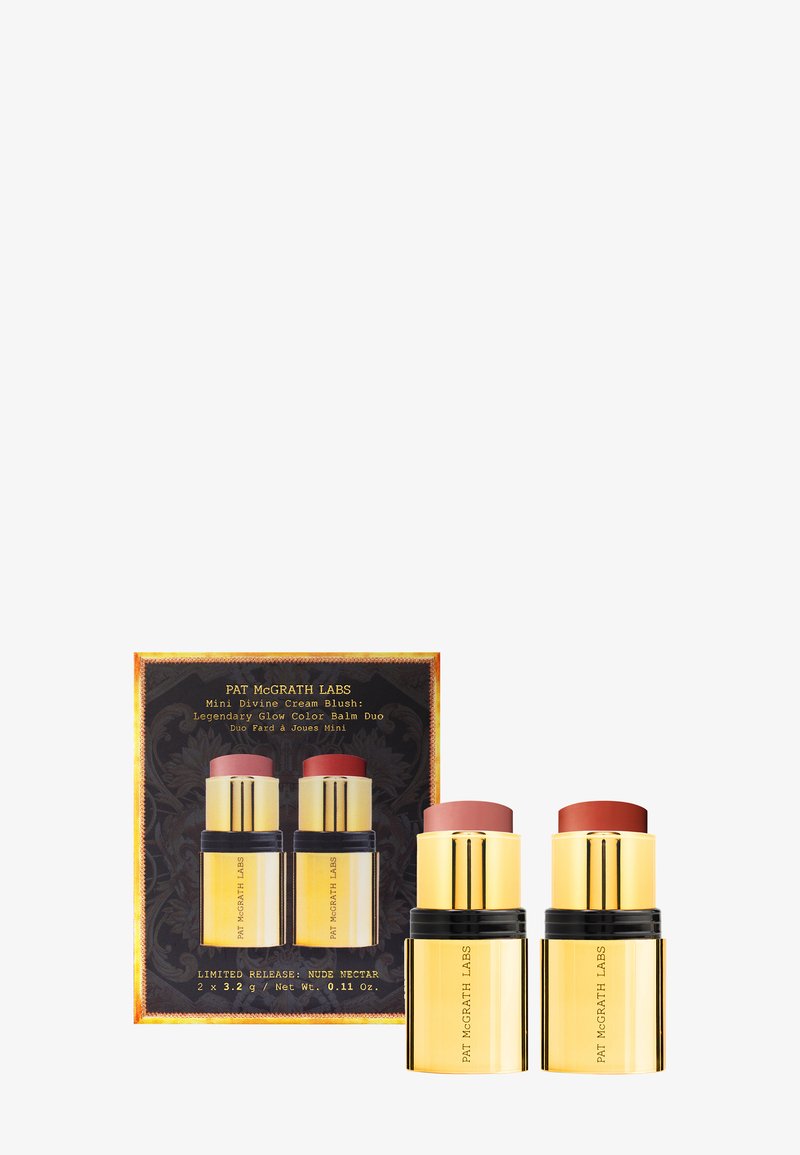 Pat McGrath Labs Mini Divine Cream Blush Duo mit zwei creamigen Blush-Sticks in Nude- und Terracotta-Tönen, neben der Produktverpackung.