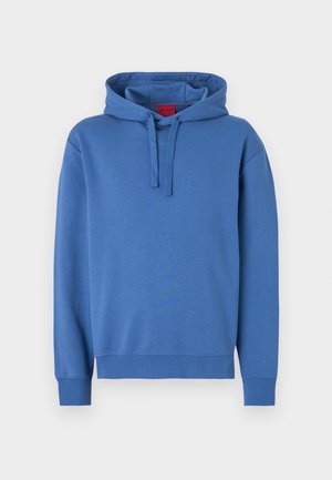 Blauwe hoodie met een trekkoordkap, voorzien van ribgebreide manchetten en onderrand. De voorkant toont subtiele logodetails in een contrasterende textuur.