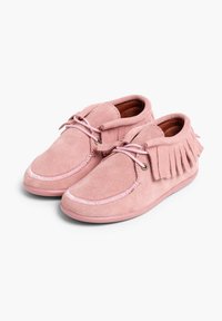 Rosa Wildlederschuhe mit abgerundeter Zehe, dekorativen Fransen an der Ferse und passenden Schnürsenkeln, die mit einem genähten Detail um die Sohle versehen sind.