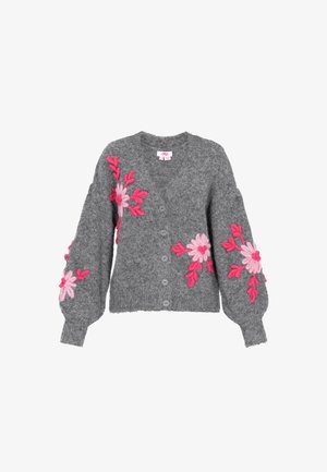 Szürke, bolyhos kardigán, nagy rózsaszín virágmintával az ujjakon és a elülső részén. V-nyakú, hosszú puffos ujjaival és öt gombjával rendelkezik.