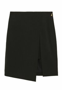 Gonna asimmetrica nera realizzata in un tessuto morbido. Presenta uno spacco laterale e un piccolo dettaglio dorato vicino all'elastico in vita.