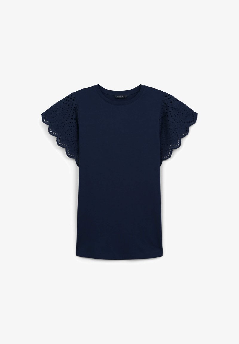T-shirt bleu marine avec des manches courtes en dentelle festonnée. Il présente un col rond et une coupe simple droite. Texture de tissu douce.