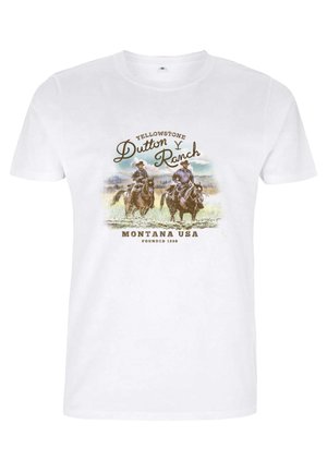 Twee cowboys die op paarden rijden in een grasrijk veld met de tekst "Yellowstone Dutton Ranch Montana USA Founded 1886" boven en onder.