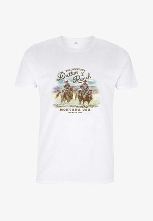 Twee cowboys die op paarden rijden in een grasrijk veld met de tekst "Yellowstone Dutton Ranch Montana USA Founded 1886" boven en onder.