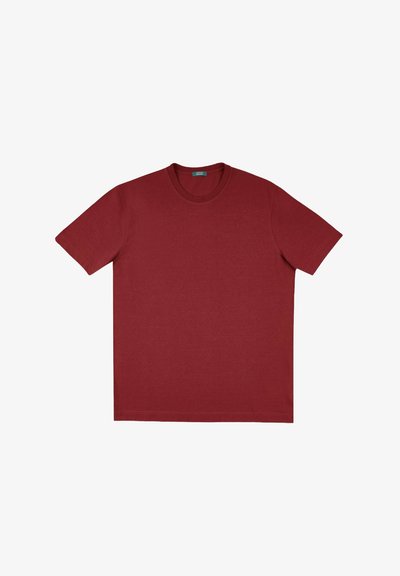 Bordowa bawełniana koszulka z krótkimi rękawami, okrągłym dekoltem i gładką fakturą. Prosty design, bez widocznych wzorów czy akcentów.