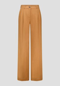 Wijdvallende broek in een warme mosterdkleur, vervaardigd uit een soepel materiaal, met voorplooien en een knoopsluiting.