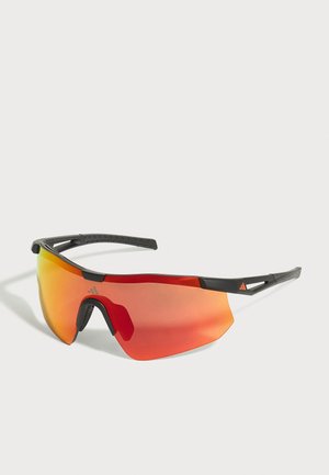 Lunettes de sport avec verre enveloppant miroir orange-rouge et monture noire légère avec découpes de ventilation.