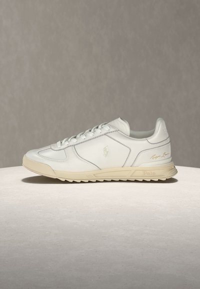 Άσπρο δερμάτινο αθλητικό παπούτσι με μπεζ σόλα, σχέδιο με κορδόνια και διακριτικό ανάγλυφο λογότυπο Polo Ralph Lauren στο πλάι και στη φτέρνα.