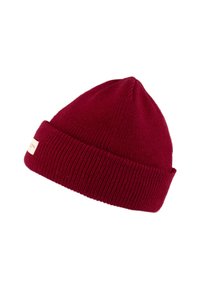 Donkerrode gebreide muts met omgeslagen boord en een klein beige rechthoekig label aan de zijkant, geïsoleerd op een witte achtergrond.