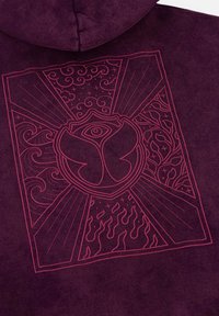 Paarse hoodie met een gedetailleerd roze grafisch ontwerp met wervelende patronen, een oog en vlammen, gecentreerd binnen een rechthoekig kader.