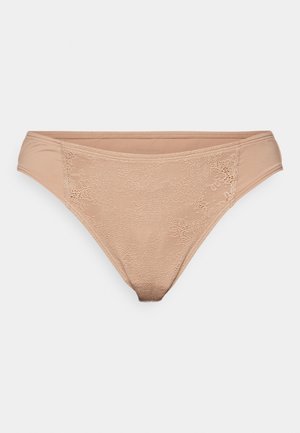 Lichtbeige kanten bikini slipjes met een gladde achterkant. De voorkant heeft kanten panelen, die een textuurcontrast met de stof bieden.