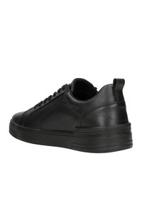 Sneaker in pelle nera con finitura testurizzata, punta arrotondata, suola piatta in gomma e linguetta posteriore. Presenta un design con lacci e dettagli lisci.