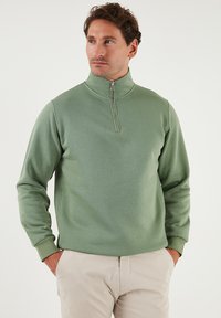 Unselected, apple green