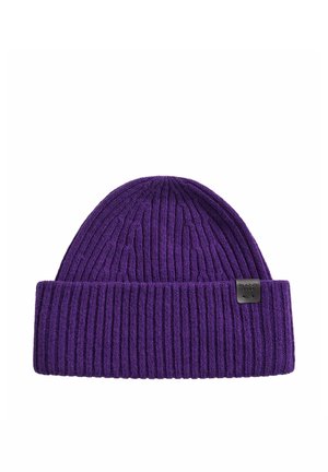 Lila gerippte Strickmütze mit umgeschlagenem Rand und kleinem schwarzem Markenlabel an der Seite.