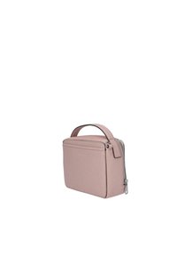 Piccola borsa a tracolla rosa con forma strutturata, realizzata in materiale testurizzato, dotata di manico superiore e chiusura con zip.