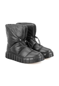 Zwarte leren enkelschoenen met een gewatteerd ontwerp, ronde neus en dikke ribbelzool. Voorzien van veters en metalen accenten voor sluiting.