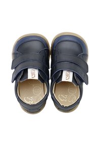 Zapatos infantiles de color azul marino, hechos de material sintético, con correas de Velcro, punta redonda y suelas de goma beige; textura suave.