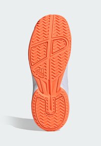 Adidas-sportsvandsål i orange gummi med sildebensmønster. Lys grå tekstiloverdel med mesh-detaljer synlige på siderne.