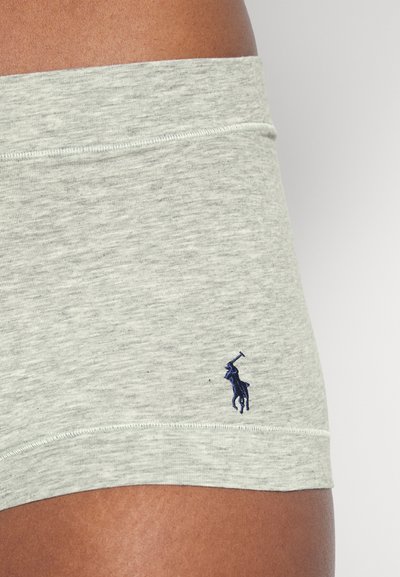 Svetlošedé šortky z bavlnenej zmesi s elastickým pásom a malým vyšívaným námorníckym logom. Mäkká textúra, jednoduchý dizajn.