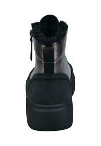 Schwarze und metallische Winterstiefel mit Fleecefutter, dicker Sohle und Reißverschluss an der Seite, von hinten betrachtet.