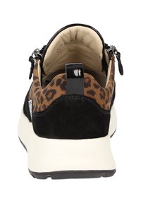 Sneaker mit Leopardenmuster und schwarzem Wildleder-Fersenbereich, cremefarbenem gepolstertem Innenraum, weißer Sohle und schwarzem Zugtab von hinten betrachtet.