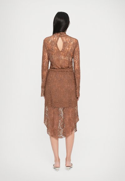 Robe en dentelle marron avec des manches longues, un col montant et un détail d'ouverture en forme de clé dans le dos. Ourlet asymétrique avec une texture transparente et un motif floral.
