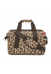 Bolsa de viaje con estampado de leopardo en beige y marrón oscuro, con dos asas, una correa de hombro desmontable y cierre de cremallera.