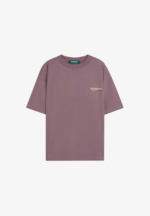 Camiseta rosa malva de manga corta oversize con cuello redondo y pequeño logo multicolor "BARROW" en el pecho izquierdo.