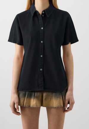 Camicia nera a maniche corte con bottoni, realizzata in cotone e dotata di colletto, con bottoni frontali e una vestibilità rilassata. Nessun motivo o accento notevole.