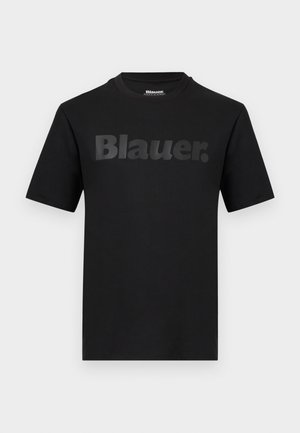 Fekete rövid ujjú póló, melyen nagy, sötétszürke betűkkel, a mellkason „Blauer.” felirat található, kerek nyakkivágással.