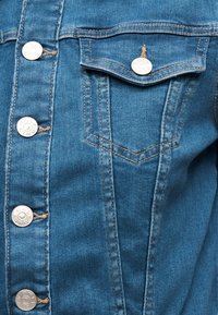 Μπλε τζιν μπουφάν με μεταλλικά κουμπιά που φέρουν ανάγλυφο το λογότυπο "ONLY", διαθέτει ραμμένα ραφές και τσέπη με καπάκι και κουμπί στο στήθος.