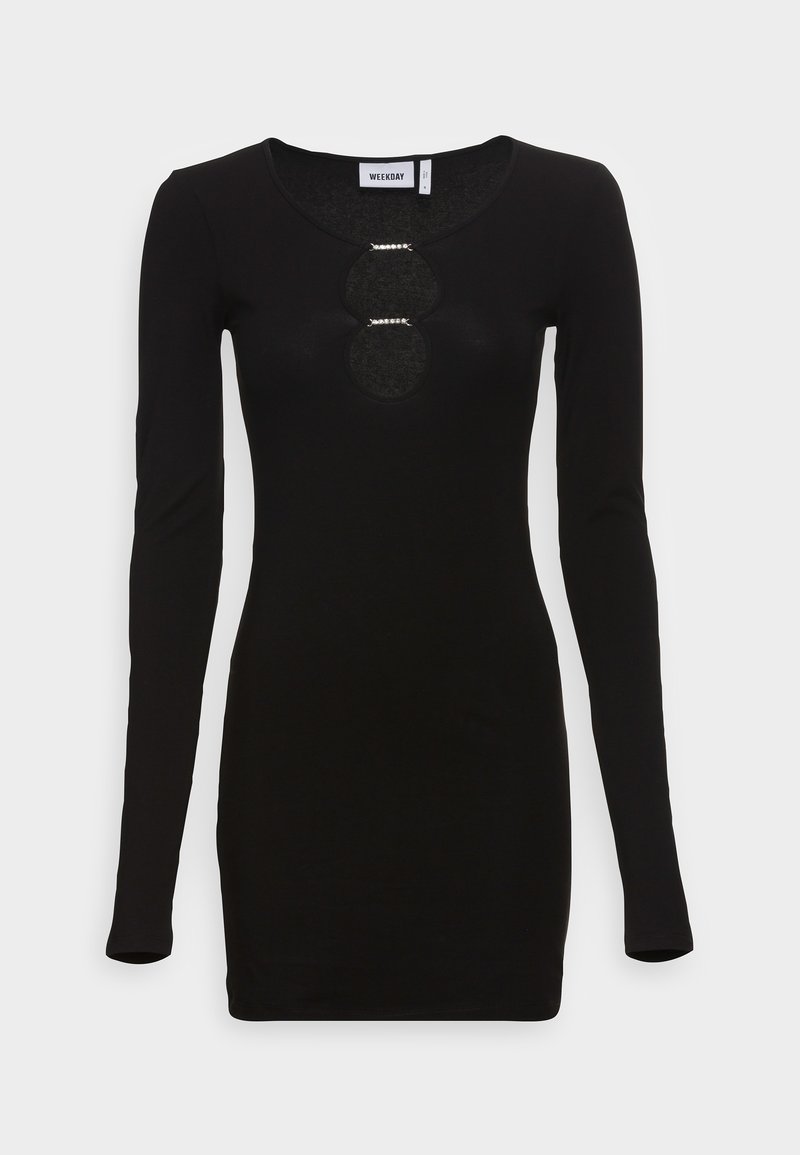 Robe noire cintrée à manches longues avec deux découpes ovales sur la poitrine, chacune maintenue par un fermoir décoratif en argent.