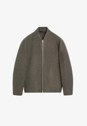 Veste bomber en laine grise avec un col arrondi, fermeture éclair sur le devant et poches latérales. Texture lisse et design minimaliste.