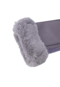 Accessorio in pelle viola con un morbido bordo di pelliccia grigia pelosa. Superficie liscia con cuciture visibili e una texture soffice lungo il bordo.