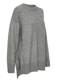 Pull en maille grise avec ourlet côtelé et fentes sur les côtés. Présente un col rond et des épaules tombantes. Texture douce et coupe décontractée.