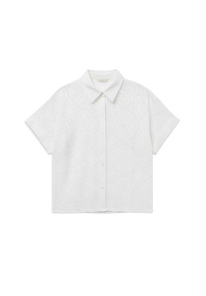 Weißes kurzärmeliges Hemd mit Knopfleiste, Kragen und dezentem floralen Lochspitzenmuster.