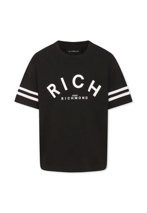 Zwart katoenen T-shirt met korte mouwen, voorzien van witte tekst "RICH" en horizontale strepen op de mouwen. Ronde halslijn.