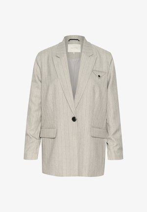 Gaiši pelēks žakets, kas izgatavots no rakstainas audumus ar vertikālām svītrām. Izmanto vienu pogu aizdari, divus priekšējos kabatas un sakrautus atlokus.