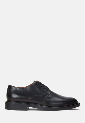 Czarne skórzane buty na formalne okazje, o gładkim wykończeniu, zaokrąglonym nosku, sześciu oczkach na sznurowadła i niskim obcasie. Minimalistyczny design bez widocznych wzorów.