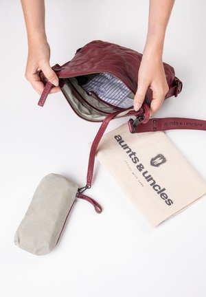 Aunts & Uncles MRS RAISIN COOKIE - Umhängetasche - bohemian red